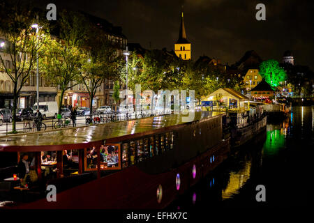 Floating Night Bar auf der barge am Quai des Pêcheurs quay Strasbourg Elsass Frankreich Europa Stockfoto