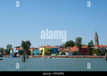 Ansicht nach Burano mit schiefen Kirche Turm, Burano, Venedig, Venezia, Italien, Europa Stockfoto