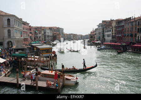 Blick von der Rialto-Brücke über den Canal Grande, Venedig, Venezia, Italien, Europa Stockfoto