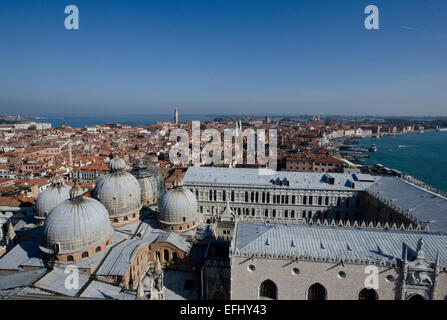 Blick von oben auf den Campanile in den Markusplatz in Venedig, Italien Stockfoto