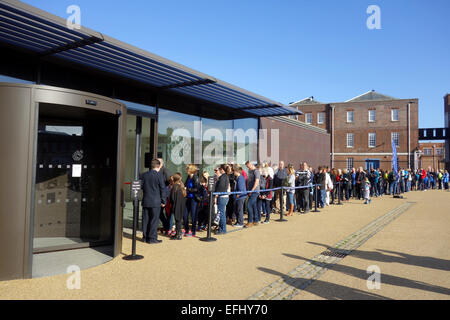 Warteschlangen an der Mary Rose Museum bei Portsmouth Historic Dockyard, Hampshire, England, UK Stockfoto