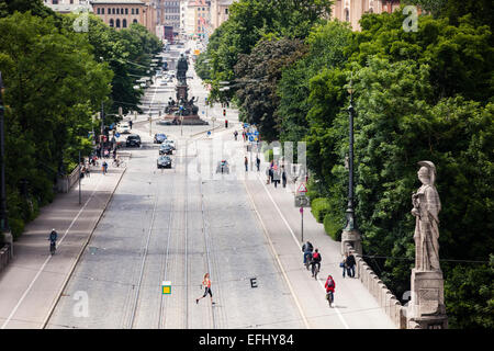 Junge Frau Joggen über Maximilian Brücke, München, Bayern, Deutschland Stockfoto