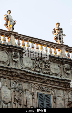 Nahaufnahme einer Fassade mit Statuen in Twilight, Piazza Erbe, Verona, Veneto, Italien Stockfoto