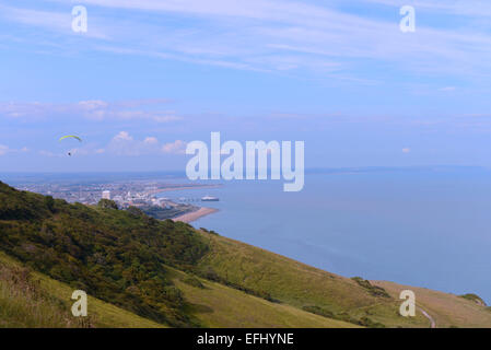 Gleitschirm fliegen von Beachy Head in Richtung Eastbourne Stockfoto