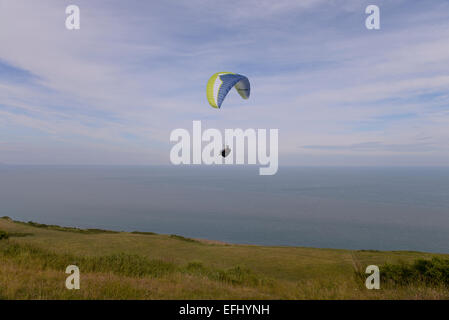 Gleitschirm fliegen von Beachy Head Stockfoto