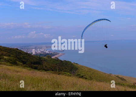 Gleitschirm fliegen von Beachy Head in Richtung Eastbourne Stockfoto