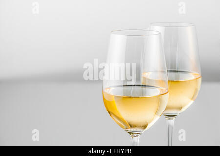 Zwei Gläser Weißwein, Hamburg, Norddeutschland, Deutschland Stockfoto