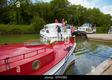 Hausboot im Doubs-Rhein-Rhone-Kanal, Port de Plaisance, Baume-Les-Dames, PK 110, Doubs, Region Franche, Frankreich,-Eur Stockfoto