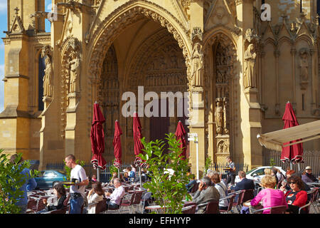 Open-Air-Restaurant bei Kathedrale Saint-Etienne, Metz, Moselle, Region Alsace Lorraine, Frankreich, Europa Stockfoto