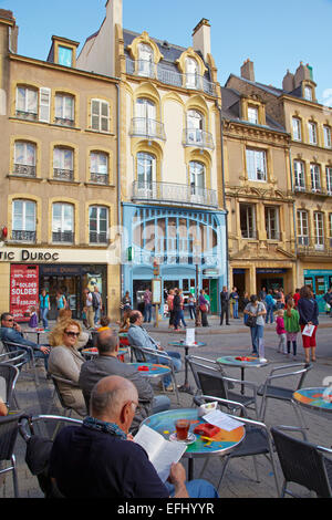 Open-Air-Restaurant am Platz St. Jaques, Haus im Jugendstil, Metz, Moselle, Region Elsass Lothringen, Frankreich, Europa Stockfoto