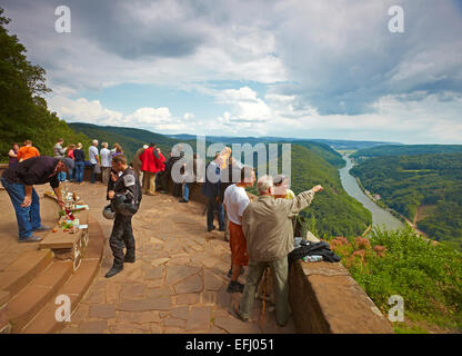 Blick auf und Besucher von Mettlach Hufeisen-Biegung, Saar, Saarland, Deutschland, Europa Stockfoto