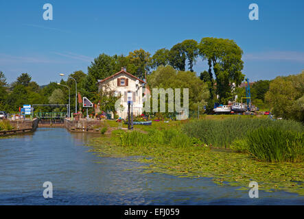 Mit Hausboot auf dem Kanal des Houilleres De La Sarre an Schleuse 28 Sarreguemines, Moselle, Frankreich, Region Elsass Lothringen, EUR Stockfoto