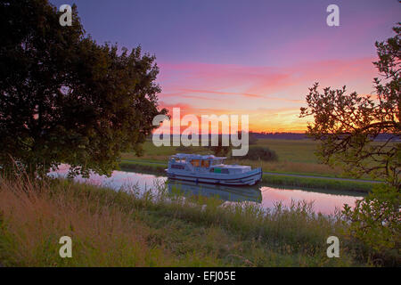 Hausboot auf dem Canal des Houilleres De La Sarre in der Nähe von Harskirchen, Sonnenaufgang, Bas Rhin, Region Elsass Lothringen, Frankreich, Europa Stockfoto