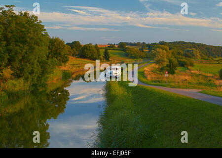 Hausboot auf dem Canal des Houilleres De La Sarre in der Nähe von Harskirchen, Bas Rhin, Region Elsass Lothringen, Frankreich, Europa Stockfoto