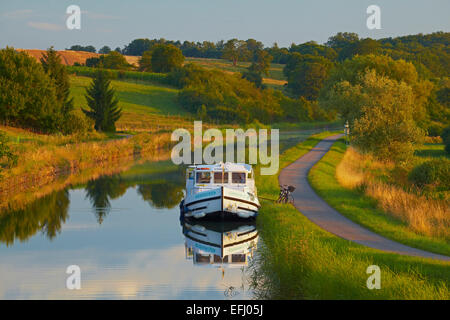 Hausboot auf dem Canal des Houilleres De La Sarre in der Nähe von Harskirchen, Bas Rhin, Region Elsass Lothringen, Frankreich, Europa Stockfoto