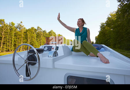 Frau auf einem Hausboot auf dem Canal des Houilleres De La Sarre in der Nähe von Schloss 7, Sonnenuntergang, Abt. Bas-Rhin, Region Elsass und Lothringen, Frankreich Stockfoto