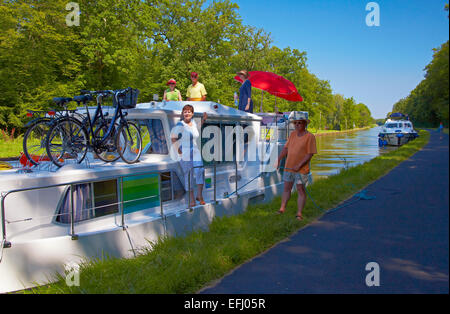 Hausboot auf dem Canal des Houilleres De La Sarre in der Nähe von Schloss 1, Mosel, Region Alsace Lorraine, Frankreich, Europa Stockfoto