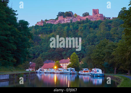 Burg und Yachthafen mit Hausbooten auf Canal De La Marne au Rhin in Saverne, Mosel, Region Alsace Lorraine, Frankreich, Europa Stockfoto