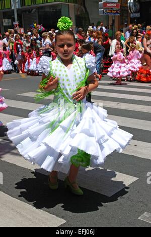 Jungen Flamenco-Tänzer tanzen auf der Straße, während die Romeria San Bernabe, Marbella, Costa Del Sol, Provinz Malaga, Spanien. Stockfoto