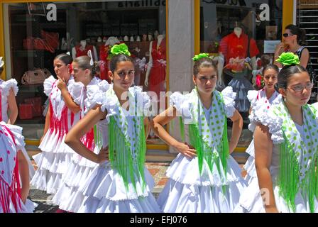 Teenager Flamenco-Tänzer auf der Straße während der Romeria San Bernabe, Marbella, Costa Del Sol, Provinz Malaga, Spanien. Stockfoto