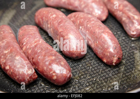 low fat Wild Bratwürste in einer Pfanne mit wenig Fettgehalt Braten Stockfoto