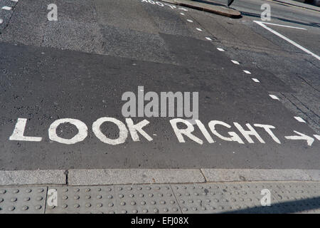 Schauen Sie direkt an der Straße Warnschild am Fußgängerüberweg in London, England Stockfoto