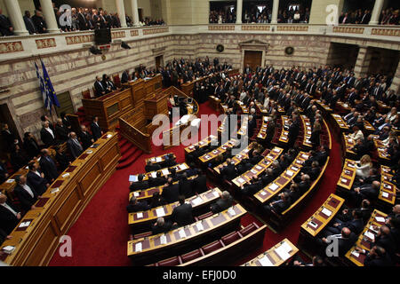 Athen, Griechenland. 5. Februar 2015. Gesetzgeber in Griechenlands Jan. 25 nationale Wahlen gewählt statt einen religiösen Eid während der Vereidigung in Athen, am 5. Februar 2015. © Marios Lolos/Xinhua/Alamy Live-Nachrichten Stockfoto