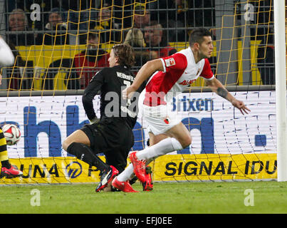 Dortmund, Deutschland. 4. Februar 2015. Dortmunder Roman Weidenfeller (l) verliert das Duell gegen Augsburger Raul Bobadilla (r), die das 1: 0 Tor während der Fußball-Bundesligaspiel Borussia Dortmund Vs FC Augsburg in Dortmund, Deutschland, 4. Februar 2015 erzielt. Foto: Roland Weihrauch/Dpa/Alamy Live News Stockfoto