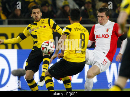 Dortmund, Deutschland. 4. Februar 2015. Dortmunder Nuri Sahin (l) und Ilkay Gündogan (c) und Augsburger Pierre-Emile Hojbjerg wetteifern um die Kugel während der Bundesliga-Fußballspiel Borussia Dortmund Vs FC Augsburg in Dortmund, Deutschland, 4. Februar 2015. Foto: Roland Weihrauch/Dpa/Alamy Live News Stockfoto