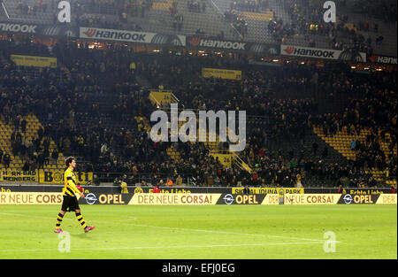 Dortmund, Deutschland. 4. Februar 2015. Der Dortmunder Mats Hummels Spaziergänge abseits des Platzes nach die Bundesliga-Fußball-Spiel Borussia Dortmund Vs FC Augsburg in Dortmund, Deutschland, 4. Februar 2015. Dortmund verliert 0: 1 Foto: Roland Weihrauch/Dpa/Alamy Live News Stockfoto