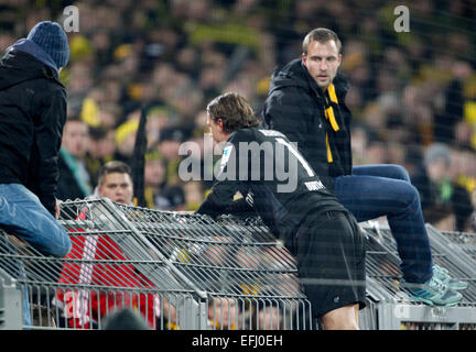 Dortmund, Deutschland. 4. Februar 2015. Dortmunder Roman Weidenfeller (C) spricht mit Ventilatoren aufgewirbelt, nachdem die Bundesliga Fußballspiel Borussia Dortmund Vs FC Augsburg in Dortmund, Deutschland, 4. Februar 2015. Foto: Roland Weihrauch/Dpa/Alamy Live News Stockfoto