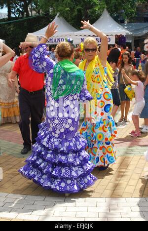 Spanische Frauen Flamenco tanzen während der Romeria San Bernabe Festival, Marbella, Costa Del Sol, Provinz Malaga, Spanien. Stockfoto