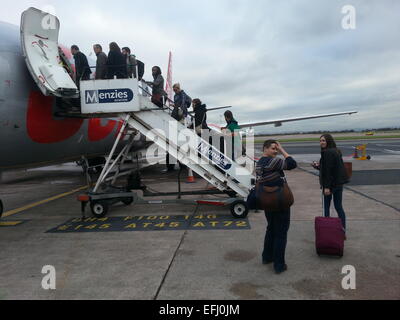 Menschen, die einsteigen in einer Low-Cost-Fluggesellschaft am Flughafen Manchester Stockfoto