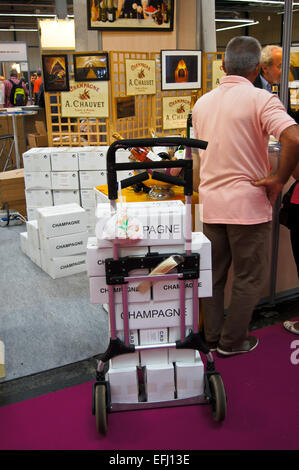 Wein-Fällen auf einem Wagen geschoben von einem Käufer auf der Salon des Vins Weinmesse, Toulouse, Haute-Garonne, Midi - Pyréneés, Occitanie, Frankreich Stockfoto