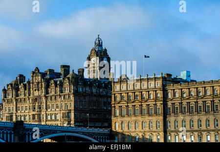 North Bridge, Edinburgh mit dem Balmoral Hotel (ehemals North British Hotel) und der alten GPO-HQ nun umgewandelt in Büros. Stockfoto