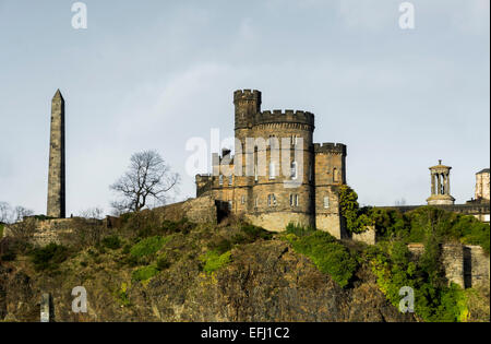 Das alte "Haus des Gouverneurs" und Hamiltons Obelisk auf dem Calton Hill, Edinburgh. Stockfoto