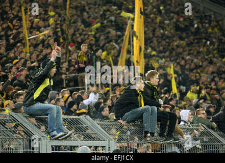 Dortmund, Deutschland. 4. Februar 2015. Aufgewühlt Dortmund Fans Vent ihre Wut nach die Bundesliga-Fußball-Spiel Borussia Dortmund Vs FC Augsburg in Dortmund, Deutschland, 4. Februar 2015. Foto: Roland Weihrauch/Dpa/Alamy Live News Stockfoto