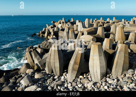 Verteidigung Betonblöcke an einem Pier, Cape Town, Südafrika Stockfoto