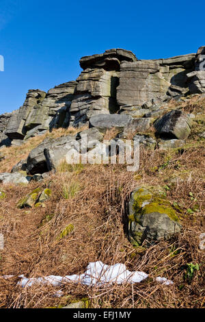 Blick auf Stanage Edge an einem klaren Wintertag Stockfoto