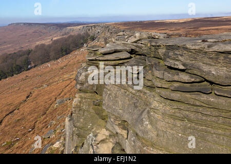 Blick entlang Stanage Edge in Derbyshire an einem klaren Wintertag Stockfoto