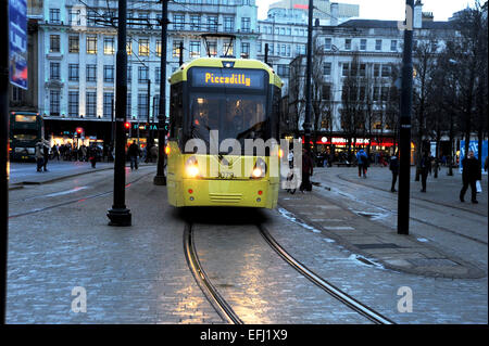 Manchester Lancashire, Großbritannien - Stadtzentrum Straßenbahn in Piccadilly Gardens Stockfoto