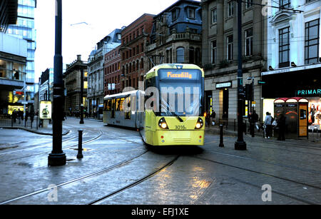 Manchester Lancashire, Großbritannien - Stadtzentrum Straßenbahn in Piccadilly Gardens Stockfoto