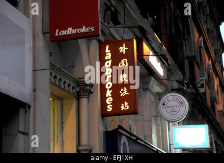 Manchester Lancashire UK - Ladrokes Betting Shop im chinesischen Viertel Stockfoto