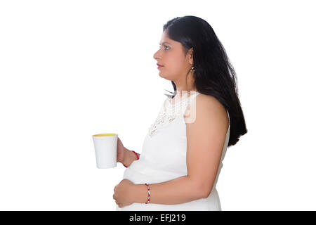 1 indische Schwangerschaft Frau trinken Kaffee Stockfoto