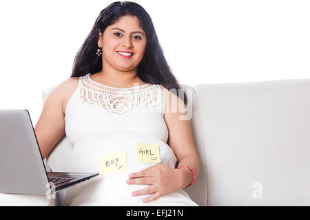 1 indische Schwangerschaft Frau Verwirrung Laptop arbeiten Stockfoto