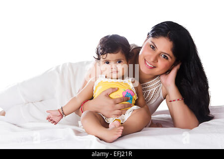 2 indische Kind mit Mutter Pflege Stockfoto