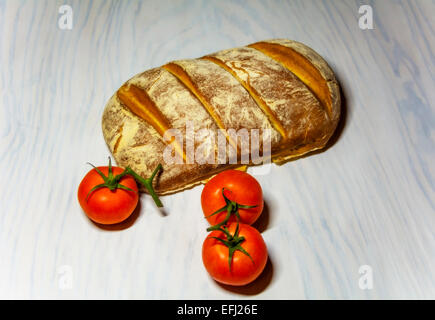 Ein einfache hausgemachte Bloomer-Brot mit Tomaten. Stockfoto