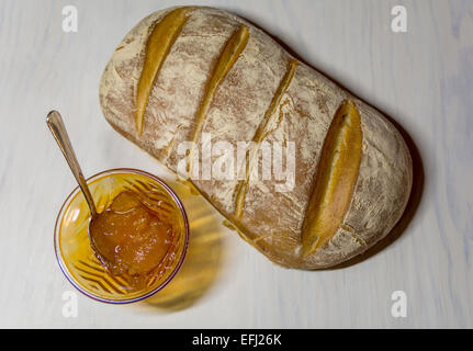 Eine einfache hausgemachte Bloomer Laib mit Marillenmarmelade. Stockfoto