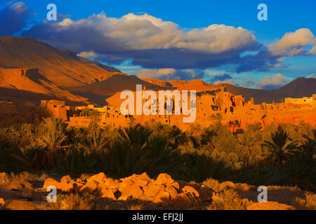 Tineghir, Tingħi, Sonnenuntergang, Tinghir, Todra-Tal, Todra Schluchten, Oase, Landschaft, alte Kasbah, Marokko, Nordafrika Stockfoto