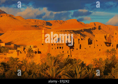 Tineghir, Tingħi, Sonnenuntergang, Tinghir, Todra-Tal, Todra Schluchten, Oase, Landschaft, alte Kasbah, Marokko, Nordafrika Stockfoto